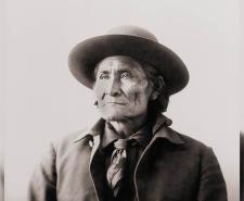 Black and white photograph of Geronimo in 1898