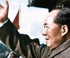 Mao Zedong salutes a crowd