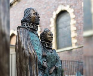 Statue depicting William Shakespeare with his arm interlocked with his wife, Anne Hathaway