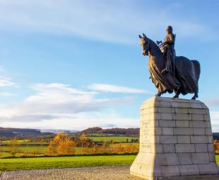 Statue of Robert the Bruce riding a horse