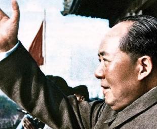 Mao Zedong salutes a crowd