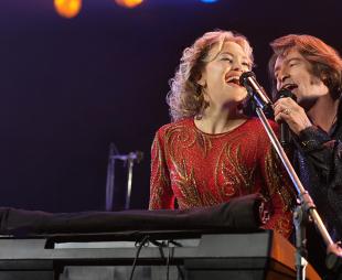 Hugh Jackman and Kate Hudson as Mike and Claire Sardina in 'Song Sung Blue'