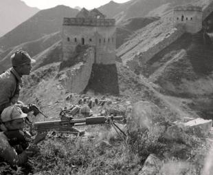 Soldiers fighting at the Great Wall of China