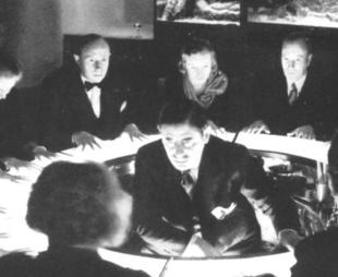 Erik Jan Hanussen conducting a seance 