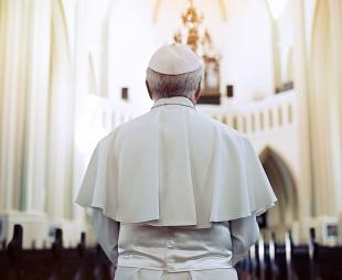 Looking at the Pope from behind in a church
