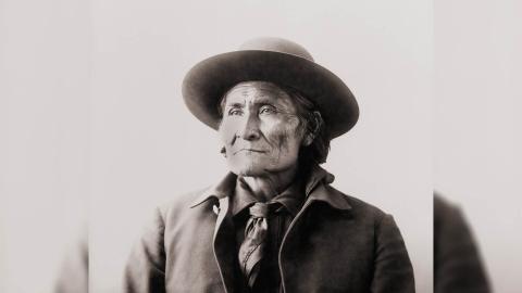 Black and white photograph of Geronimo in 1898