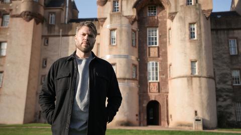Rick Edwards standing in front of Fyvie Castle