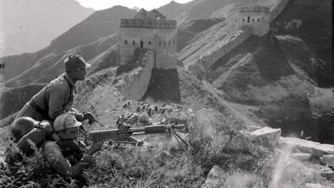 Soldiers fighting at the Great Wall of China