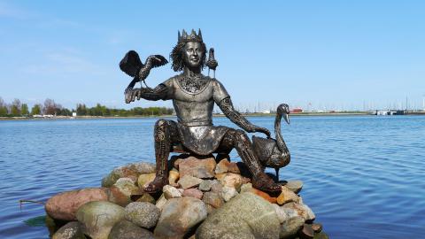 Statue of Njord with three birds