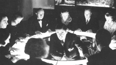Erik Jan Hanussen conducting a seance 