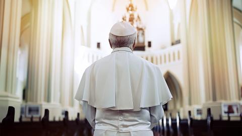 Looking at the Pope from behind in a church