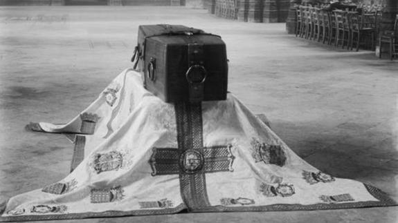 The coffin of the Unknown Warrior in state in the Abbey in 1920 | Wikipedia