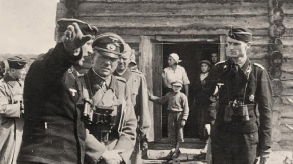 German general Heinz Guderian (centre), commander of Panzer Group 2, on 20 August 1941