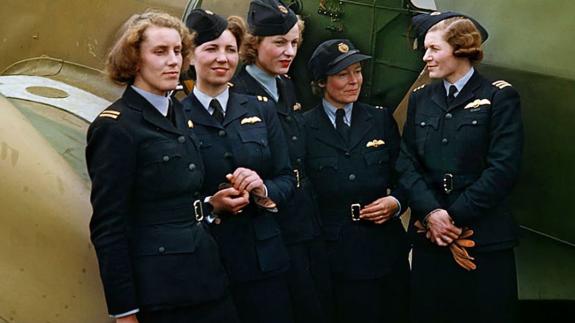 Lettice Curtis, Jenny Broad, Wendy Sale Barker, Gabrielle Patterson and Pauline Gower of the Air Transport Auxilary in 1942 | Public Domain | Wikimedia