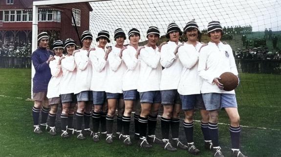 A photo of Dick, Kerr Ladies team in 1921