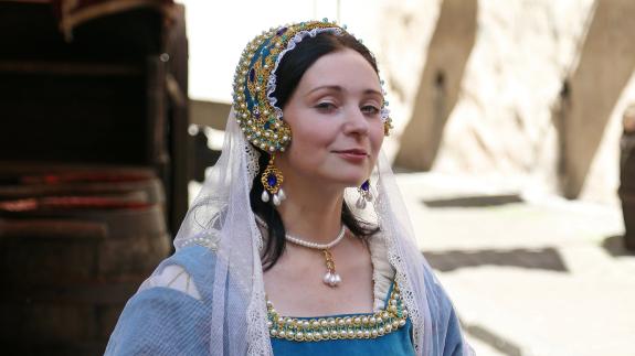 A photograph of an actor in medieval clothes playing the role ofAnne Boleyn