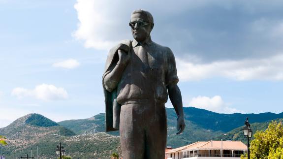 A photograph of a bronze statue of Aristotle Onassis