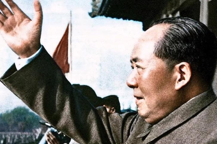 Mao Zedong salutes a crowd
