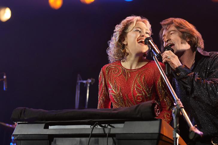 Hugh Jackman and Kate Hudson as Mike and Claire Sardina in 'Song Sung Blue'