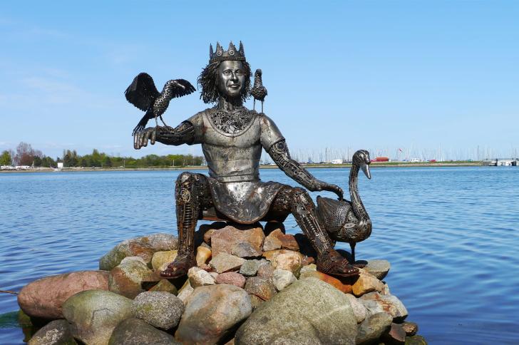 Statue of Njord with three birds