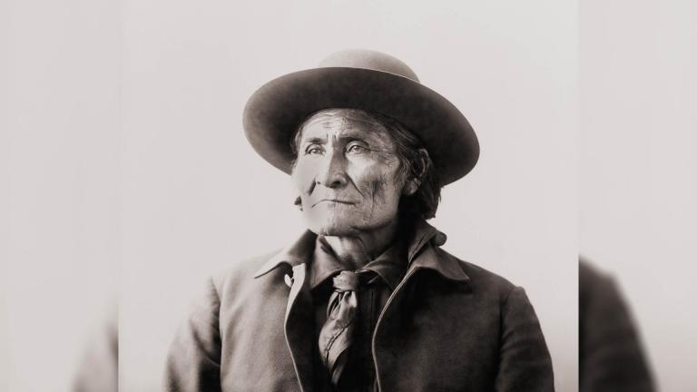 Black and white photograph of Geronimo in 1898