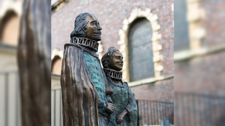 Statue depicting William Shakespeare with his arm interlocked with his wife, Anne Hathaway